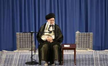 Khamenei i Iranit thotë se plani amerikan i Lindjes së Mesme ‘do të vdesë para presidentit Trump’