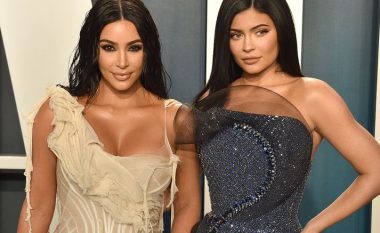 Kim Kardashian dhe Kylie Jenner nuk mund të uleshin për shkak të veshjeve të ngushta në “Oscars 2020”