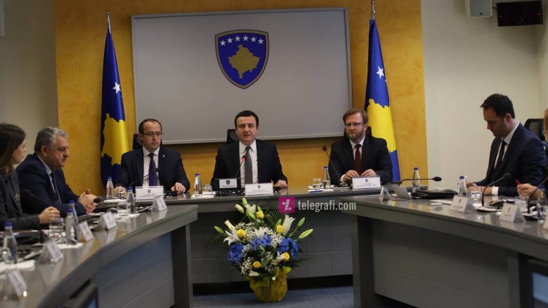 Qeveria mbyll kufijtë tokësorë, përveç për shtetasit e Kosovës, po ashtu pezullohen fluturimet