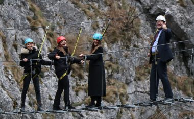Ambasadori britanik viziton Pejën, mahnitet me bukuritë e Grykës së Rugovës
