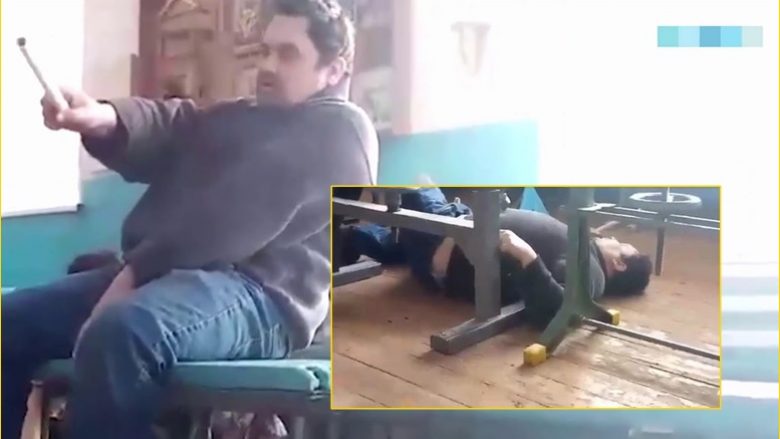 Pasi bën disa “luhatje”, mësuesi i dehur bie pa ndjenja në dysheme – ndërsa e filmojnë, nxënësit shpërthejnë në të qeshura