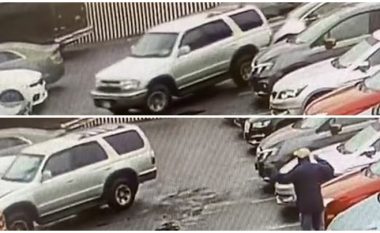 Shoferi i papërvojë duke dalë nga parkingu godet dy vetura të ndalura – pamjet po bëjnë xhiron e botës