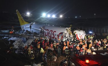 “Filloi të lëkundej majtas e djathtas”: Pasagjerët rrëfejnë tmerrin që përjetuan kur aeroplani “rrëshqiti, u nda në tri pjesë dhe u përfshi nga flakët” në Stamboll