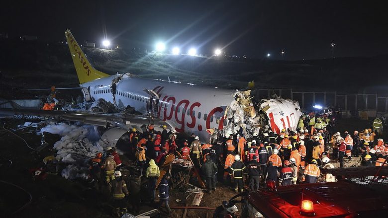 “Filloi të lëkundej majtas e djathtas”: Pasagjerët rrëfejnë tmerrin që përjetuan kur aeroplani “rrëshqiti, u nda në tri pjesë dhe u përfshi nga flakët” në Stamboll