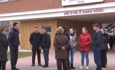 Prindërit në Mitrovicë kundërshtojnë ndërrimin e mësueses, paralajmërojnë ndaljen e fëmijëve nga shkolla