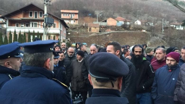 Zhbllokohet rruga Mitrovicë-Stantërg, protesta vazhdon para minierës