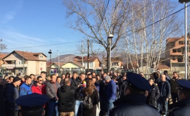 Vazhdojnë protestën të pakënaqurit që nuk u pranuan në kombinatin ‘Trepça’