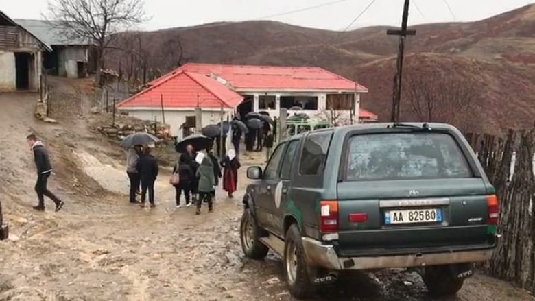 Vdes nëna dhe dy fëmijët në Bulqizë pas helmimit, mjekët shpëtojnë fëmijën e tretë të familjes