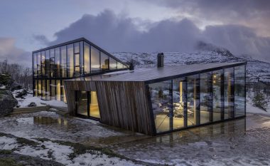 Shtëpia e qelqtë në fjordin norvegjez