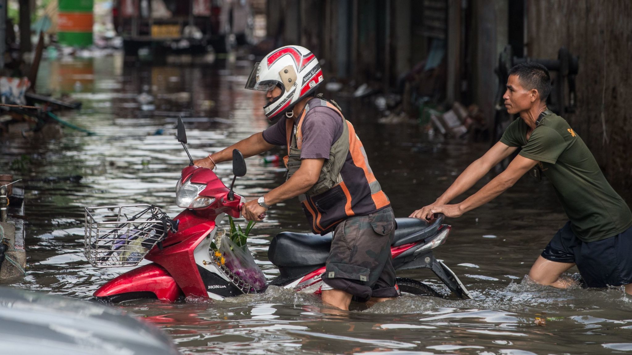 Бангкок осадки. Трансмиграция в Индонезии. Be Flooded with — переполненный. Картина-наводнение в Джакарте. Merida City Flood.