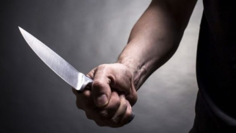 I zuri duke konsumuar drogë në Ferizaj, një person sulmohet me thikë