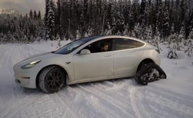 Në vend të rrotave të gomës, Tesla 3 lëviz me zinxhirë