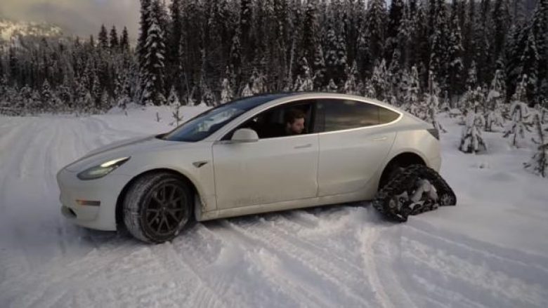 Në vend të rrotave të gomës, Tesla 3 lëviz me zinxhirë