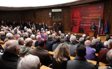 Thaçi ndau urdhrin “Hero i Kosovës” për Shaban Polluzhën: Ishte frymëzues për shumë breza