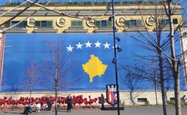 Për nder të pavarësisë, Veliaj vesh një pjesë të bashkisë së Tiranës me flamurin e Kosovës