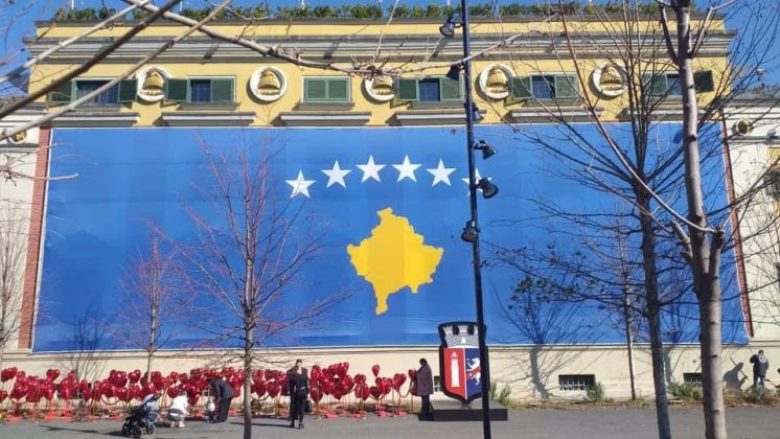 Për nder të pavarësisë, Veliaj vesh një pjesë të bashkisë së Tiranës me flamurin e Kosovës