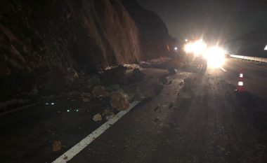 Rrëshqet dheu në Autostradën “Ibrahim Rugova”, dëmtohen disa vetura