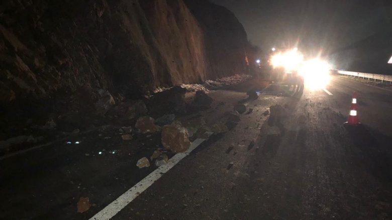 Rrëshqet dheu në Autostradën “Ibrahim Rugova”, dëmtohen disa vetura
