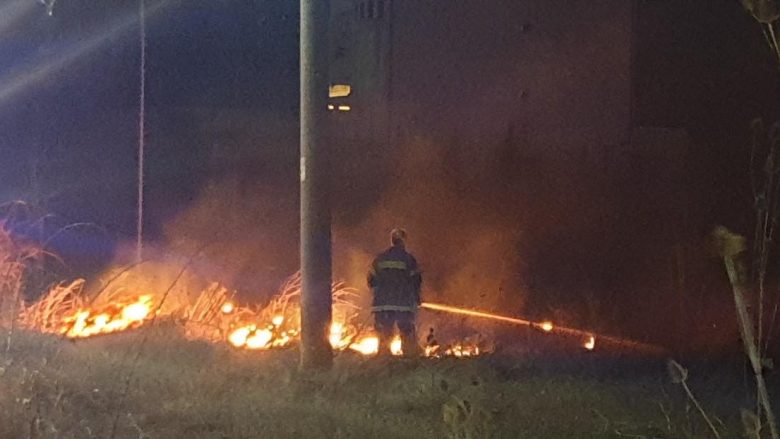 Zjarr pranë shkollës fillore “Pavarësia” në Lagjen e Spitalit në Prishtinë