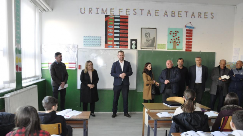 Bajrami viziton Kamenicën, informohet me gjendjen pas reformave të filluara në arsim nga kjo komunë