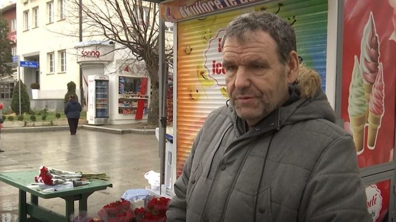 ‘Shën Valentini’ në sheshet e Prishtinës, shitësit po ankohen se iu ka rënë puna
