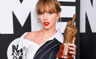 Taylor Swift befason me dukjen në “NME Awards 2020”, teksa rrëmben edhe një çmim