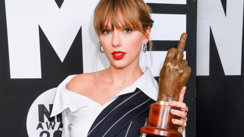 Taylor Swift befason me dukjen në “NME Awards 2020”, teksa rrëmben edhe një çmim