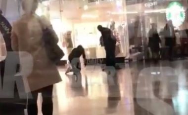 Frika për coronavirus, në një qendër tregtare në Londër një burrë shihet duke u kollitur dhe u rrëzuar në dysheme
