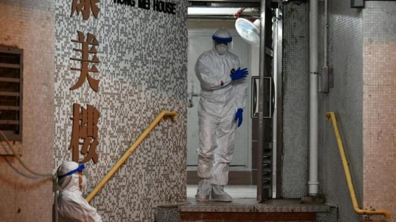 Në Hong Kong evakuohen banorët e një ndërtese – dyshohet se coronavirusi u transmetua përmes tubave të ujit