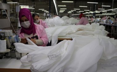 Një fabrikë në Turqi ndryshon prodhimin – nga tekstile, në veshje mbrojtëse ndaj coronavirusit