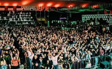 U “vërshua” nga qindra persona me bileta false, ndërpritet festivali i muzikës në Pakistan