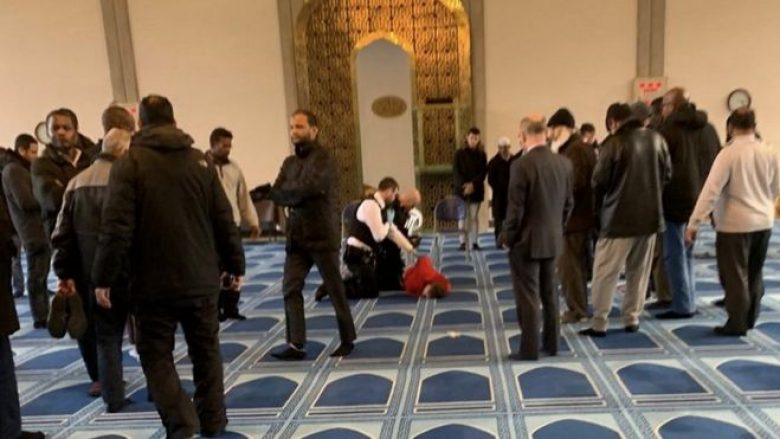 Sulmohet me thikë muezini në një xhami të Londrës, arrestohet i dyshuari – pamje nga vendi i ngjarjes