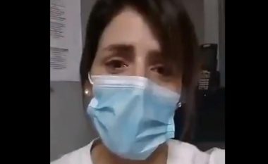 Dolën në tarracë për t’i duartrokitur për punën e palodhshme në luftën kundër coronavirusit, infermierja spanjolle nuk mund të ndal lotët nga emocionet