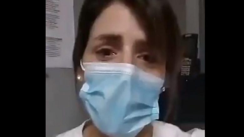 Dolën në tarracë për t’i duartrokitur për punën e palodhshme në luftën kundër coronavirusit, infermierja spanjolle nuk mund të ndal lotët nga emocionet