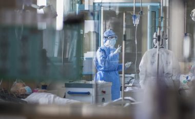 Për të dytën ditë me radhë në Wuhan regjistrohet vetëm një rast i ri me coronavirus, në tërë Kinën janë prekur edhe 12 tjerë – të gjithë kishin ardhur nga jashtë