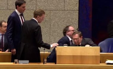 Derisa po debatonin për coronavirusin, ministri holandez i Shëndetësisë humb vetëdijen për pak sekonda në Parlament: Jam alivanosur nga lodhja