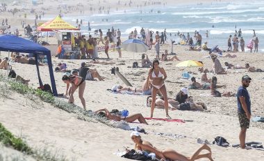Australianët nuk duan t’ia dinë për coronavirusin, mijëra qytetarë ia mësyjnë plazheve