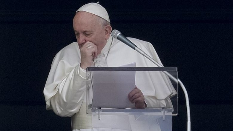 Disa ditë më parë u pa duke teshtitë dhe kollitur, Papa Françesku rezulton negativ në testet e coronavirusit