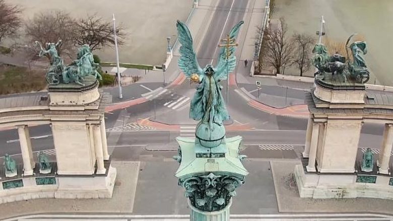 Nga Budapesti deri te plazhet e bukura të Brazilit, pamje të filmuara nga ajri me dron që tregojnë rrugët e zbrazëta të qyteteve të botës