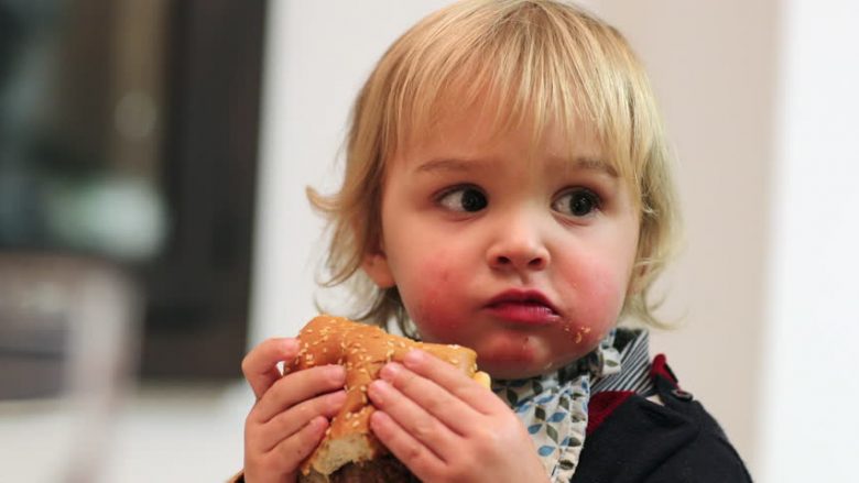 Ushqimi i shpejtë ndikon në inteligjencën e fëmijëve, posaçërisht për ata deri në moshën trevjeçare