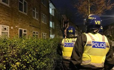 Derisa e tëra bota po lufton kundër përhapjes së coronavirusit, britanikët organizojnë ahengje – policia ndërpret ndejën ku po merrnin pjesë 25 të rritur dhe fëmijë