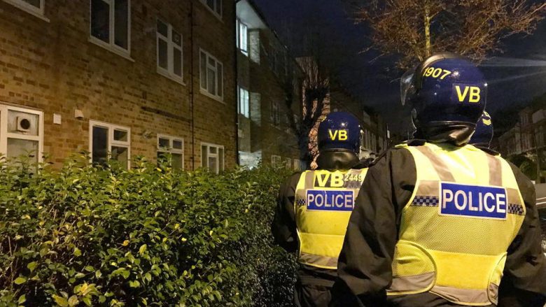 Derisa e tëra bota po lufton kundër përhapjes së coronavirusit, britanikët organizojnë ahengje – policia ndërpret ndejën ku po merrnin pjesë 25 të rritur dhe fëmijë