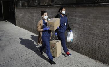 Infermieret në New York po paguhen tri herë më shumë, mijëra prej tyre po ia mësyjnë qytetit në të cilin çdo 10 minuta humb jetën një person nga coronavirusi