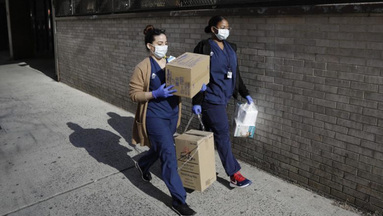Infermieret në New York po paguhen tri herë më shumë, mijëra prej tyre po ia mësyjnë qytetit në të cilin çdo 10 minuta humb jetën një person nga coronavirusi