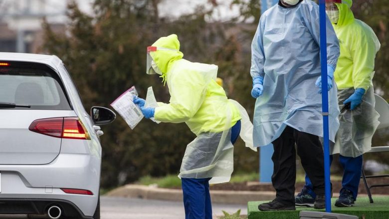 Policia amerikane arreston priftin, mbante mesha në kishë ku merrnin pjesë qindra besimtarë – akuzohet se nuk respektoi ndalesën e tubimeve në kohën e pandemisë