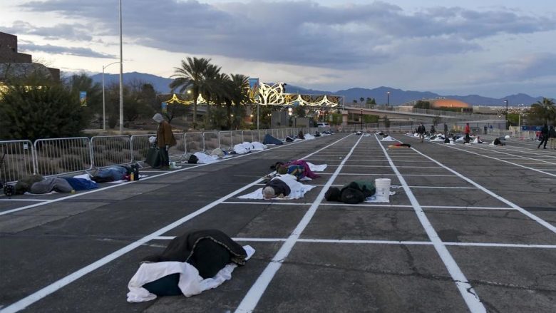 Nga frika e përhapjes së coronavirusit, mbyllet strehimorja në Las Vegas – autoritetet lokale i vendosin të pastrehët në parkingun e qendrës tregtare