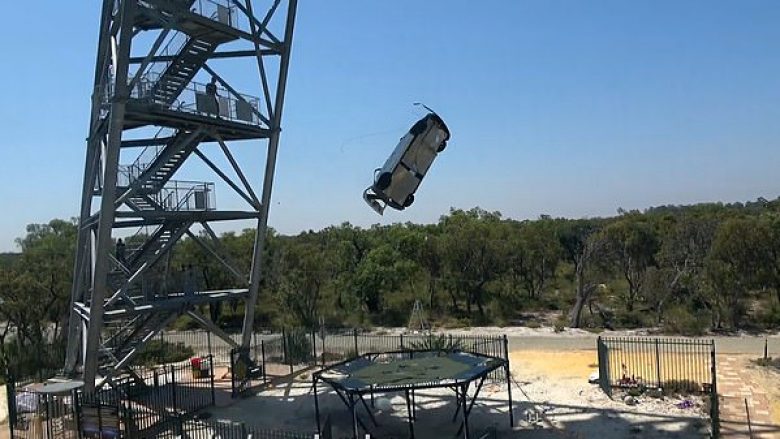 Nga 44 metra lartësi hedhin veturën mbi trampolinë