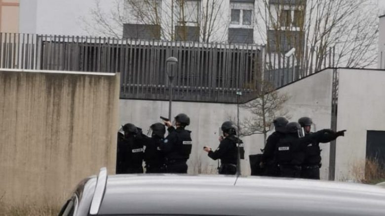 Pengmarrje në Francë, burri rrëmben gruan shtatzënë dhe pesë fëmijët – arrestohet nga policia