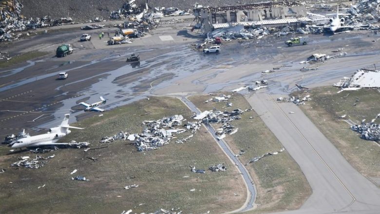 Katastrofa e filmuar nga ajri në Nashville, tornadoja shkatërron plotësisht aeroportin – disa aeroplanë as që janë gjetur