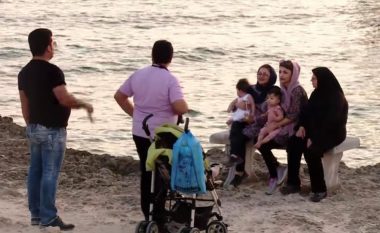 Pas paralajmërimeve se virusi nuk i bën ballë temperaturave të larta, iranianët ia mësyjnë resorteve turistike në det